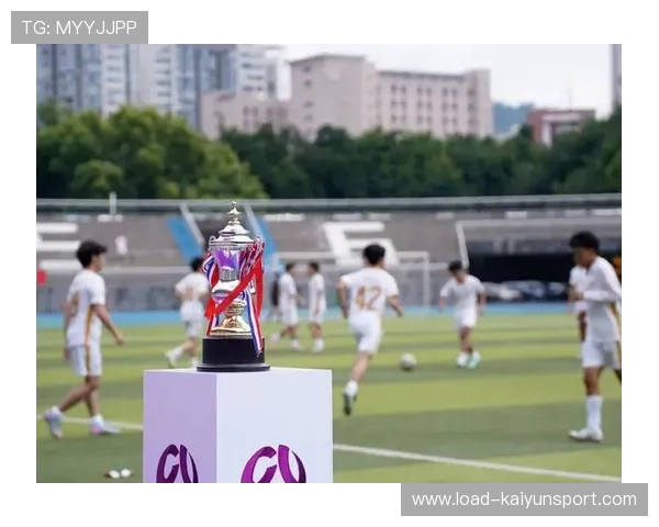 颁奖仪式上的动人一幕:冠亚军选手相互致意,展现体育精神