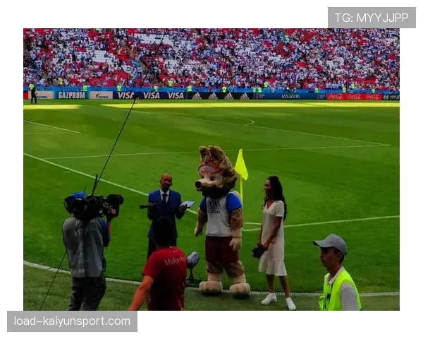 镜头记录：看台上小球迷为客队蒙彼利埃的精彩进球欢呼