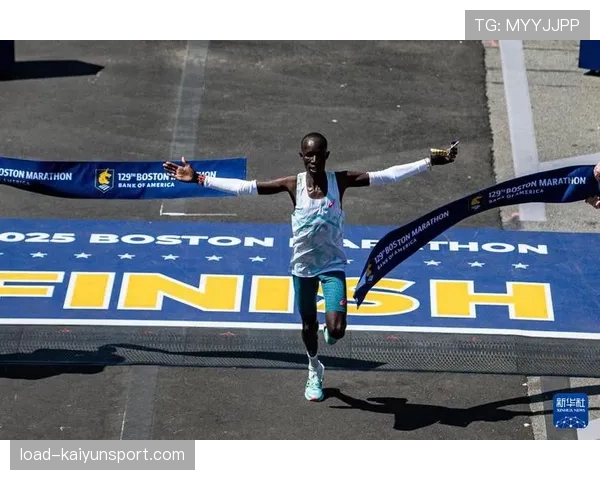 马拉松终点线前，肯尼亚选手搀扶抽筋对手一同冲线